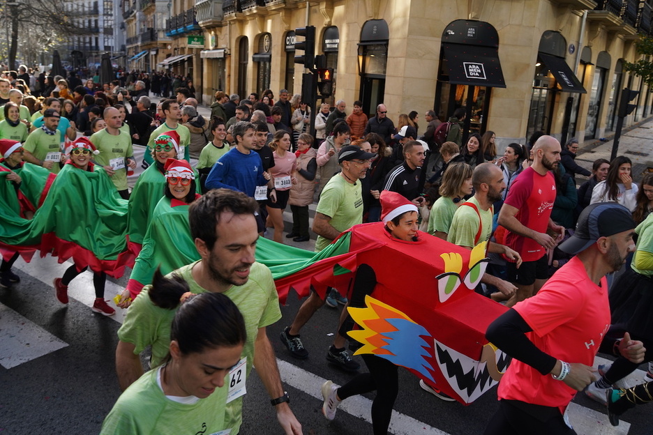 Los disfraces siempre dan un toque especial a la tradicional carrera de la San Silvestre.