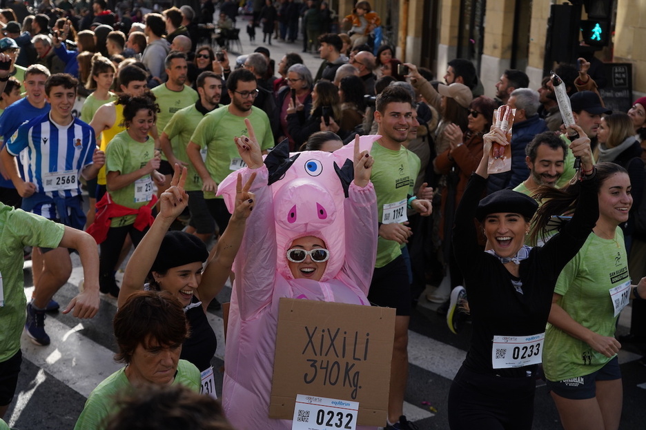 El cerdo Xixili tampoco ha querido perderse la San Silvestre.