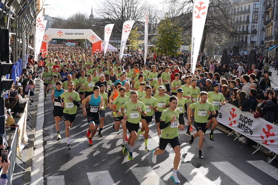 Cerca de 5.000 corredores han participado en la 38ª edición de la San Silvestre donostiarra.