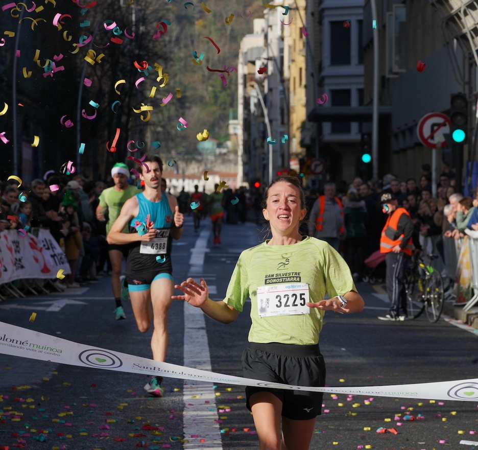 Betty Urruty, la más rápida en féminas, llega a la meta de Amara.