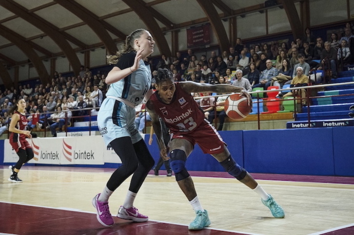 Crystal Bradford, en su último partido con la camiseta de Lointek Gernika Bizkaia.
