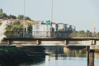 Herritar bat Santiago zubia zeharkatzen du Lapurdi eta Gipuzkoa arteko muga gaindituz.