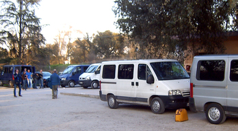 Las furgonetas de Mirentxin tuvieron trabajo duplicado durante el juicio del 18/98. Nada más regresar de los viajes a las prisiones con familiares de los presos, cogían rumbo a Madrid para llevar a los encausados.