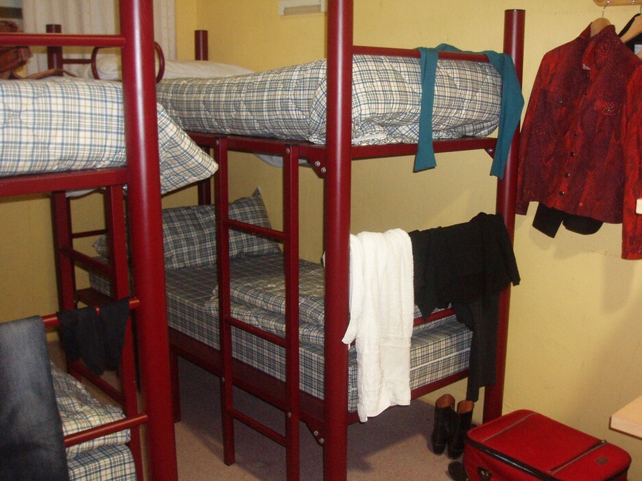 Los encausados pernoctaban en un albergue juvenil de Madrid, en habitaciones pequeñas con literas.