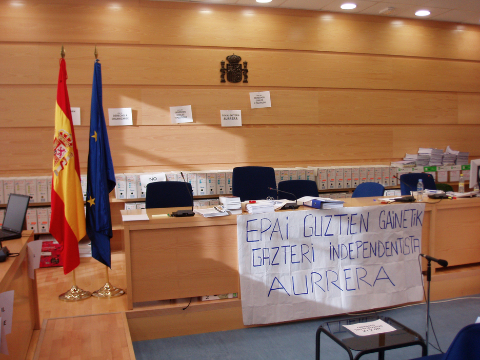 Los encausados pasaban largas horas en la sala habilitada para el juicio. Buscaban vías para la reivindicación. Cuando el Tribunal Supremo confirmó la condena a los jóvenes de Jarrai, los encausados en el 18/98 pusieron carteles en la sala de juicios. Los encausados pasaban largas horas en la sala habilitada para el juicio. Buscaban vías para la reivindicación. Cuando el Tribunal Supremo confirmó la condena a los jóvenes de Jarrai, los encausados en el 18/98 pusieron carteles en la sala de juicios.