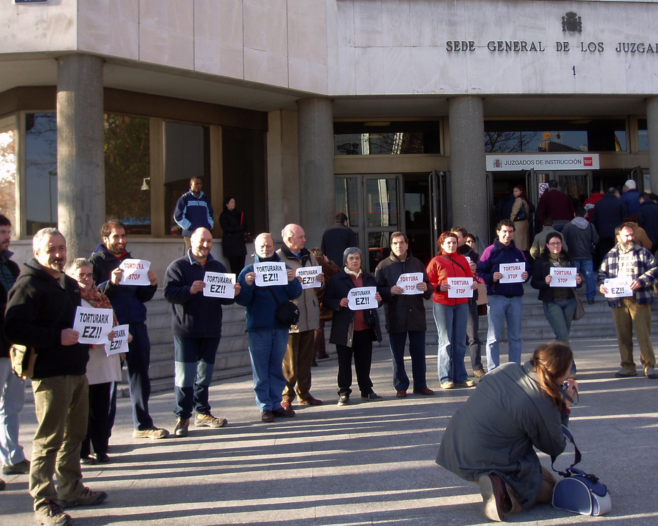 Protesta para denunciar la tortura ante los juzgados de Madrid, al hilo del caso de Nekane Txapartegi. Protesta para denunciar la tortura ante los juzgados de Madrid, al hilo del caso de Nekane Txapartegi.