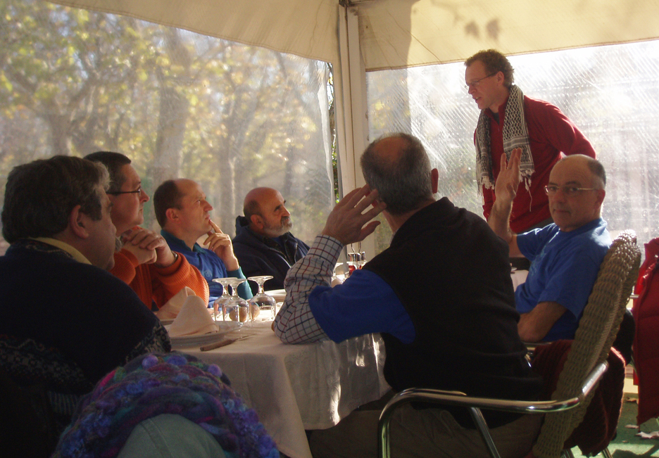 Cuando no podían comer en el albergue, los encausados buscaban otros lugares y conocieron restaurantes de la Casa del Campo. En la imagen, Isidro Murga, fallecido en 2019, saluda a la fotógrafa. Cuando no podían comer en el albergue, los encausados buscaban otros lugares y conocieron restaurantes de la Casa del Campo. En la imagen, Isidro Murga, fallecido en 2019, saluda a la fotógrafa.