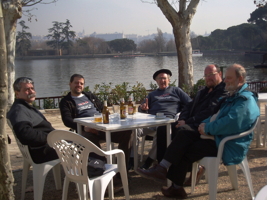 Uno de los lugares que frecuentaban los procesados para descansar era el lago de la Casa del Campo. En la imagen se puede observar, entre otros, a Jose Ramon Aranguren y Jabier Salutregi, fallecidos en 2009 y 2023, respectivamente. Uno de los lugares que frecuentaban los procesados para descansar era el lago de la Casa del Campo. En la imagen se puede observar, entre otros, a Jose Ramon Aranguren y Jabier Salutregi, fallecidos en 2009 y 2023, respectivamente.