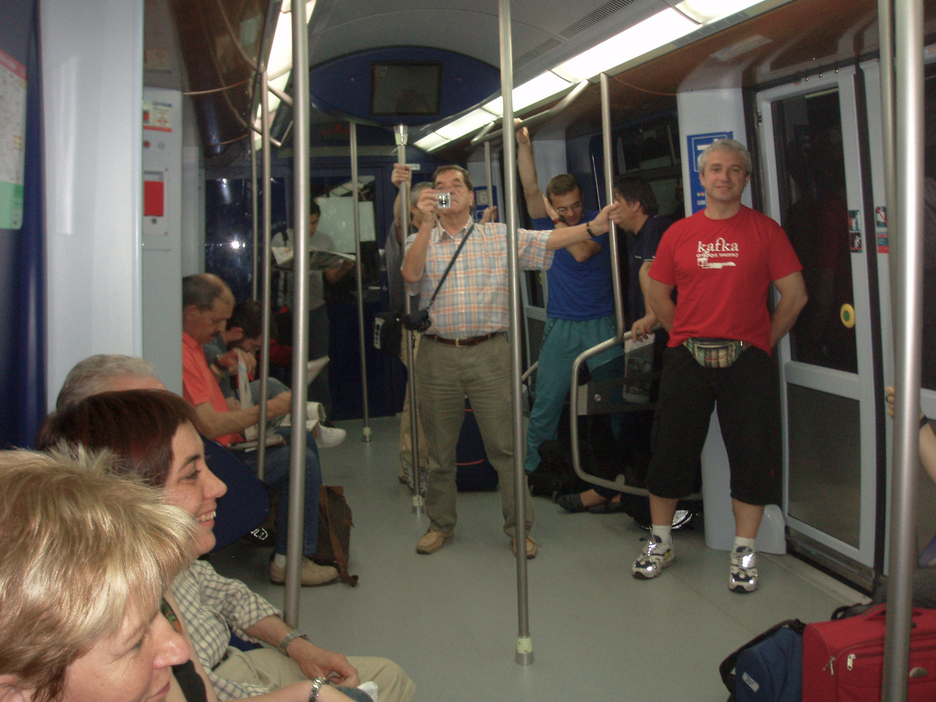 Por las tarde, al terminar la sesión, o cuando se suspendía, los procesados se trasladaban al centro de Madrid o a barrios donde diferentes grupos organizaban actos en solidaridad con los ellos. Por las tarde, al terminar la sesión, o cuando se suspendía, los procesados se trasladaban al centro de Madrid o a barrios donde diferentes grupos organizaban actos en solidaridad con los ellos.