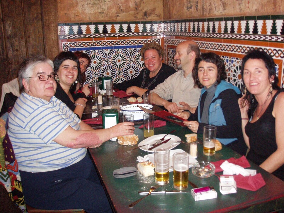 Cuando el juicio estaba a punto de acabar, algunos de los procesados se reunieron en la Plaza del Sol con unos amigos. También organizaron una cena en el albergue como agradecimiento a todas las muestras de solidaridad recibidas. Cuando el juicio estaba a punto de acabar, algunos de los procesados se reunieron en la Plaza del Sol con unos amigos. También organizaron una cena en el albergue como agradecimiento a todas las muestras de solidaridad recibidas.
