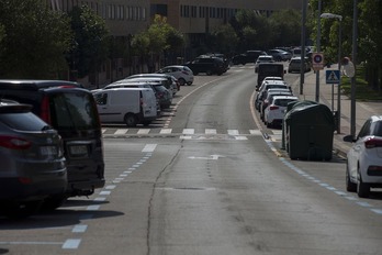 Vehículos aparcados en una zona regulada en Iruñea.