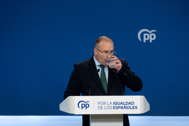 El portavoz del Grupo Parlamentario Popular en el Congreso, Miguel Tellado, durante la rueda de prensa de este miércoles en la que ha explicado su encurntro con Junts.