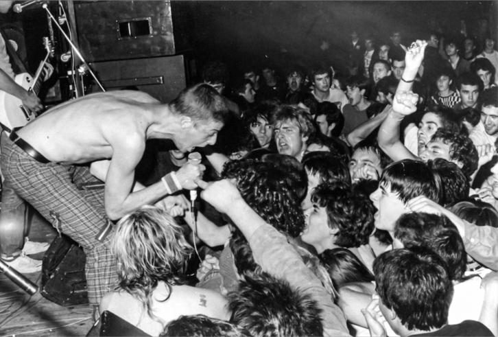 Natxo Cicatriz, indarrez beterik, ikusleekin bat egiten.