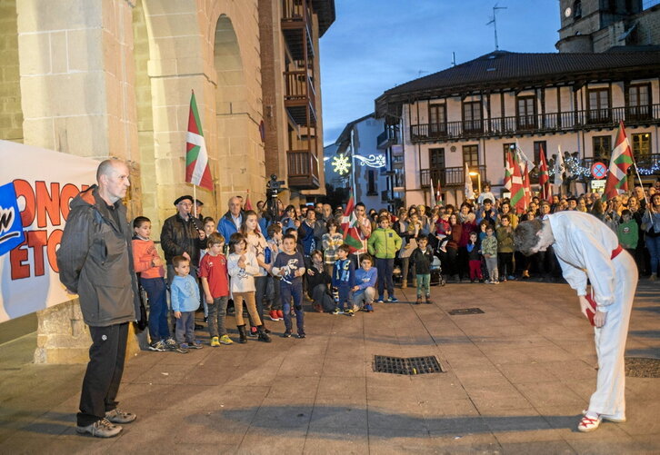 Joxean Etxeberria, 18/98 makroprozesuan auzipetua, Oiartzungo plazan askatasuna berreskuratu ostean.