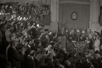 Momento en el que los electos de HB, puño en alto, entonaron el 'Eusko Gudariak' en presencia de Juan Carlos de Borbón.