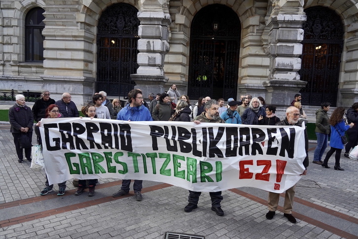 Movilización frente al Palacio de la Diputación de Bizkaia.