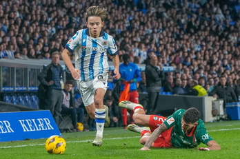 Kubo deja atrás a Javi López durante el derbi de Anoeta.