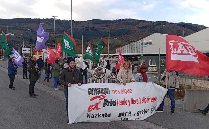 Movilización de LAB y ELA ante la planta logística de Amazon en Trapagaran.