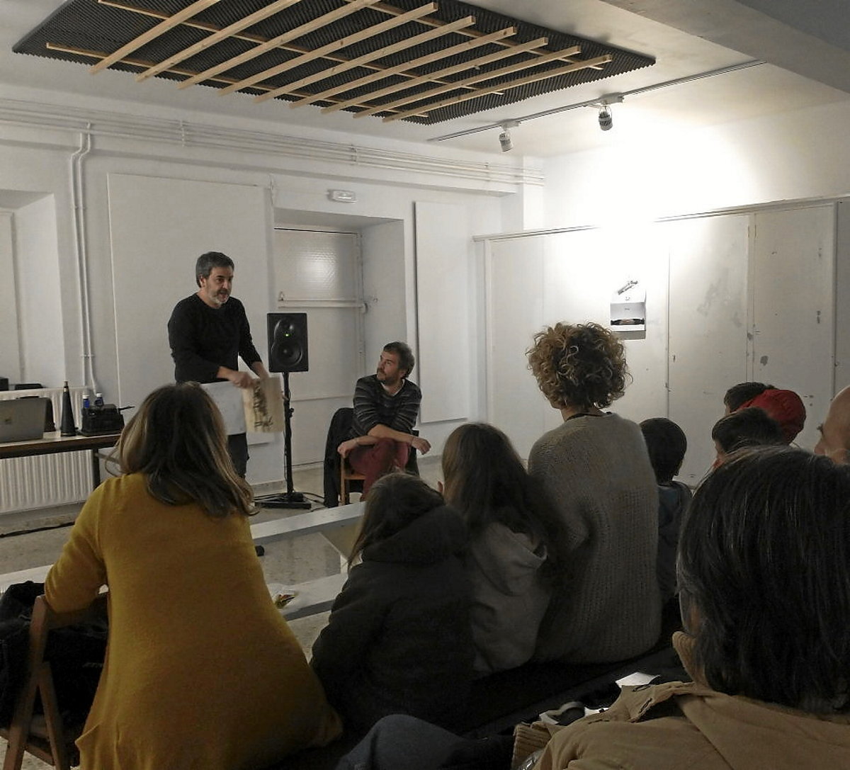 Xabier Erkizia, azalpenak ematen (Asier GOGORTZA)