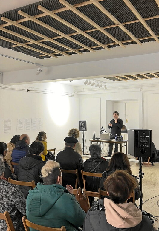 Xabier Erkiziak ‘Zaratak ez du izenik’ erakusketaren itxiera baliatu zuen, Euskararen Egunean euskarazko lehen grabazioak zabaltzeko.