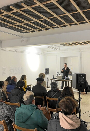 Xabier Erkiziak «Zaratak ez du izenik» erakusketaren itxiera baliatu zuen, Euskararen Egunean euskarazko lehen grabazioak zabaltzeko.