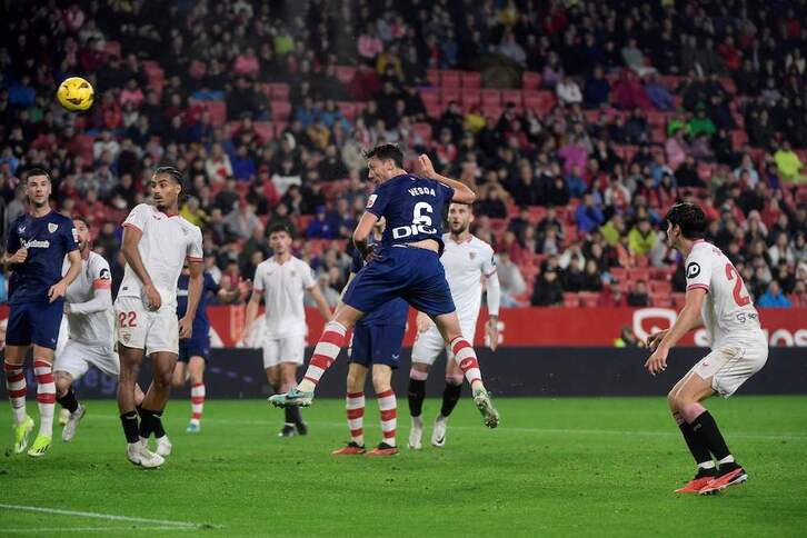 Vesga ha anotado con un espléndido cabezazo en la primera mitad.