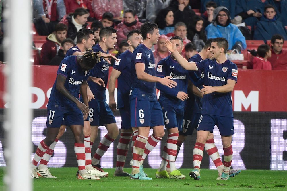 Los jugadores del Athletic celebran el gol de Vesga. (Cristina QUICLER / AFP)