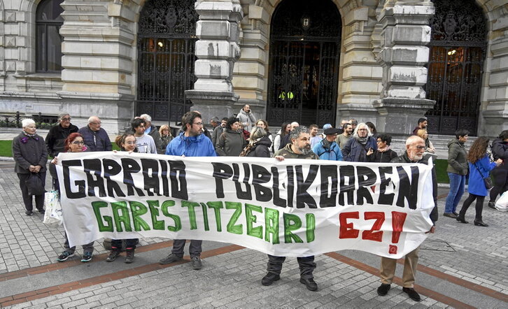 AMovilización de diferentes colectivos frente al Palacio de la Diputación de Bizkaia.