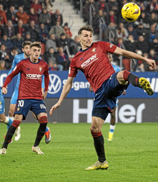 Budimir trata de controlar un balón ante la presencia de Aimar.