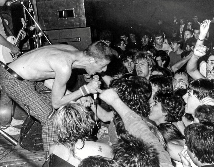 Natxo Cicatriz-ek sekulako indarra zuen oholtzan, baina moto istripu batek eta drogek larriki kaltetu zuten kantariaren osasuna.