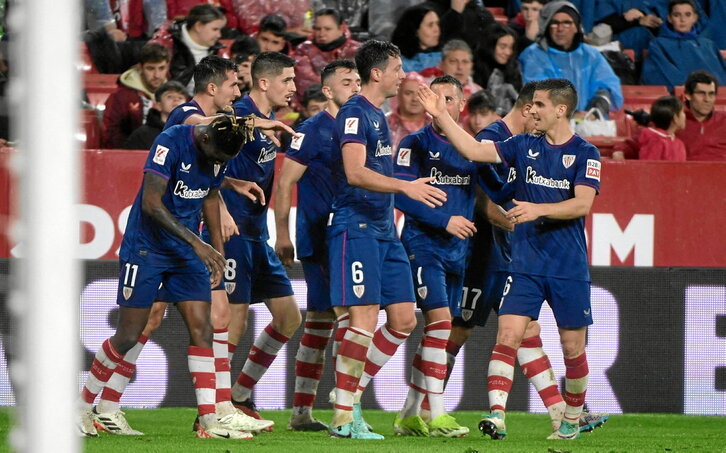 Los jugadores del Athletic celebran el gol de Mikel Vesga.