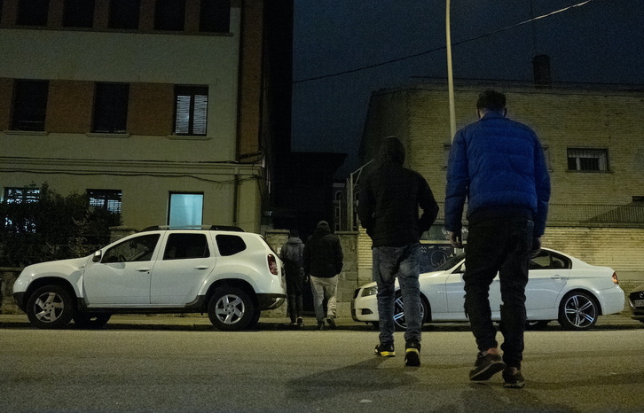 Un grupo de personas se dirige al albergue habilitado en Madres Apostólicas, en Iruñea.