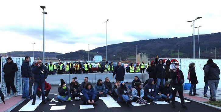 Bloqueo de las furgonetas de Amazon en Sestao.