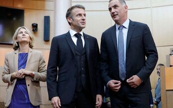 Gilles Simeoni conversa con Emmanuel Macron durante la visita en la que éste último defendió «una autonomía anclada en la República francesa» para Corsica.