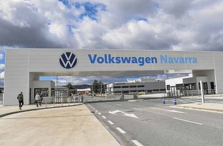 Trabajadores acceden a las instalaciones de Vokswagen Navarra en una imagen de archivo.