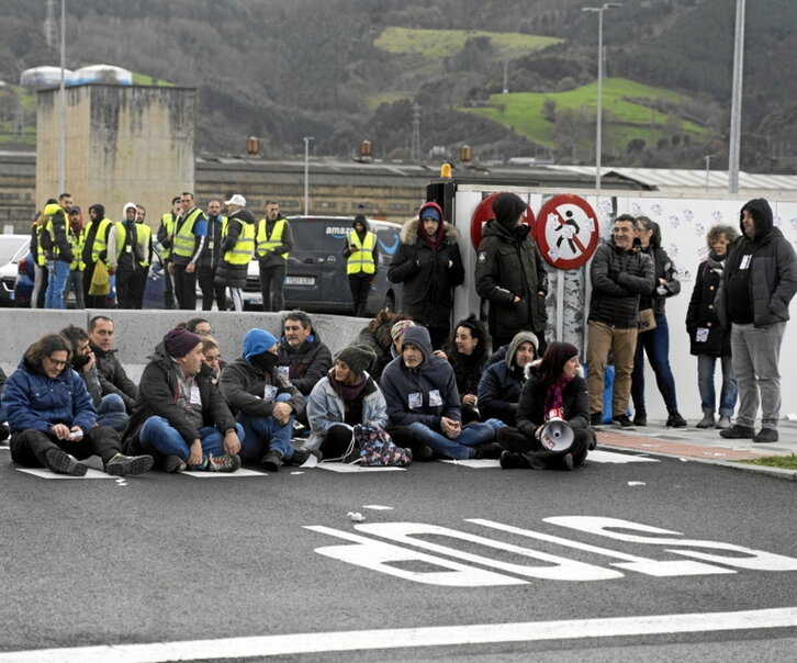 Furgoneten aparkalekua moztu zuten.