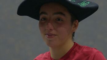 Arai Lejardi da zesta puntako buruz buruko txapela buruan duen aurreneko emakumea.