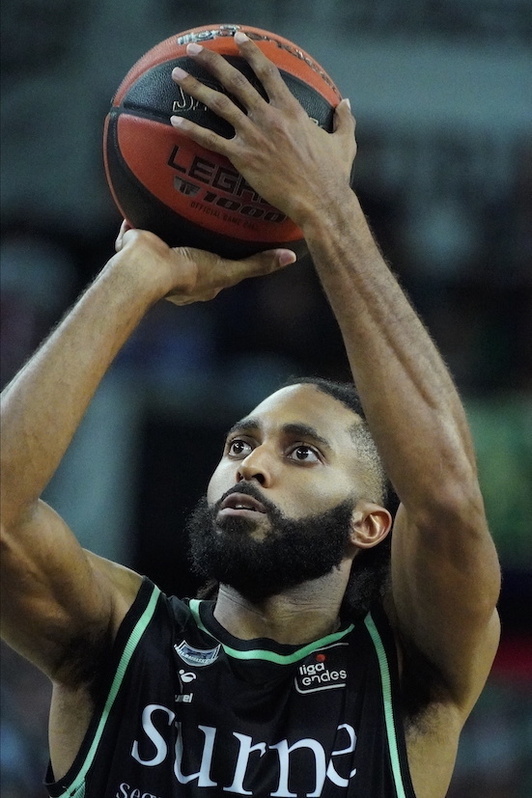 Adam Smith konfidantzarik gabe dabil azken aldian eta horrek min handia ematen dio Bilbao Basketi.