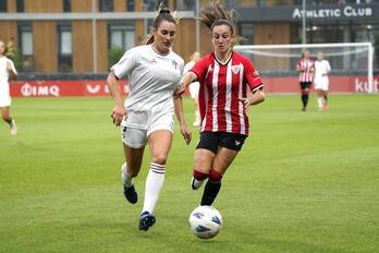 Sierra y Amezaga corren tras el balón en el partido que enfrentó a Athletic y Eibar el pasado verano.