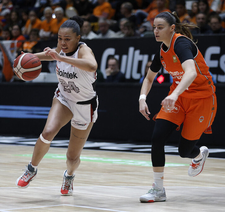 Tras hacer una gran primera mitad, Stephanie Watts también ha sucumbido ante la defensa de Valencia Basket.