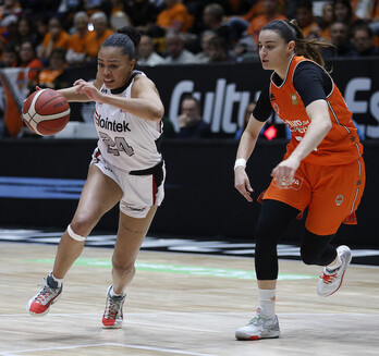 Tras hacer una gran primera mitad, Stephanie Watts también ha sucumbido ante la defensa de Valencia Basket.