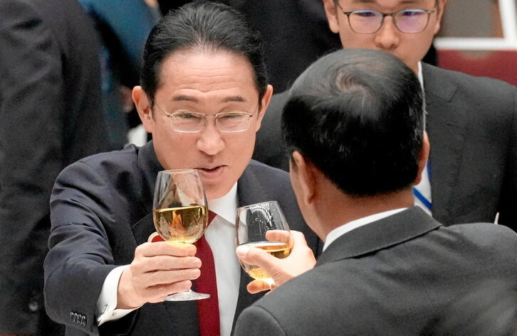 El primer ministro japonés, Fumio Kishida, brinda con el presidente indonesio, Joko Widodo, durante la cumbre conmemorativa de los 50 años de amistad y cooperación entre la Asean y Japón.