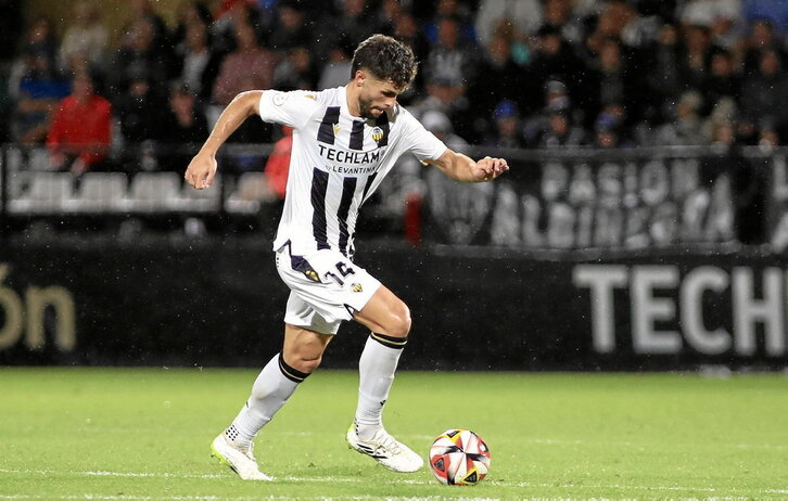 Óscar Gil controla un balón en un encuentro frente al Atlético de Madrid B.