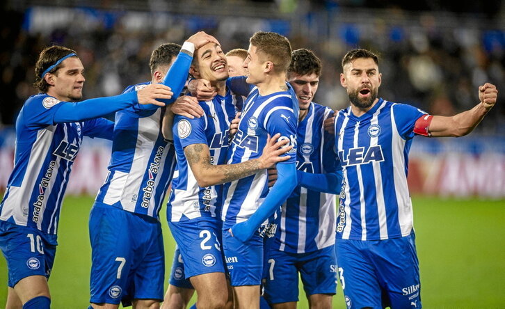 Los jugadores del Alavés celebran el gol de Benavídez.