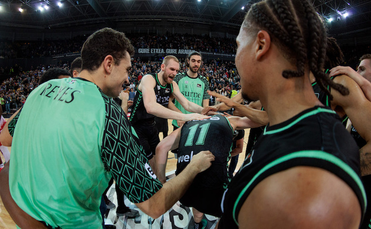 Bilbao Basket korroan, Thijs De Ridder erdian dela, zazpigarren garaipena ospatzen.