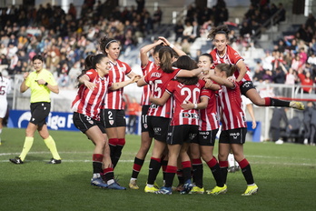 Las jugadoras rojiblancas celebran uno de los goles marcados al Eibar.