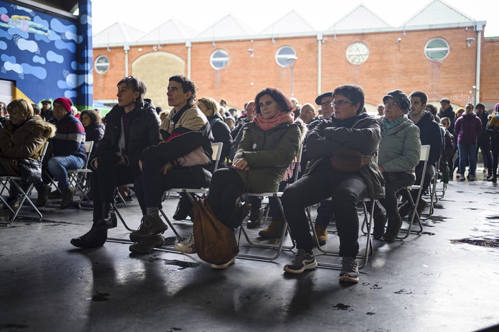Hodei Goikoetxea e Izaskun Ugarte, durante el acto de recuerdo que ha tenido lugar en Derio. 