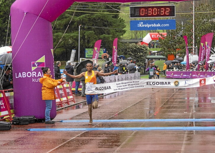Berihu Aregawi, Mintxetako estadioan, garaipena lortzen.