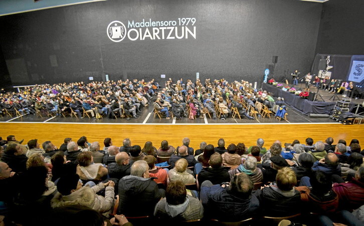 Ezkerrean, Iturriaga kantuan eta Egaña, Peritz eta Martin atzean; eskuinean, Lujanbio eta Uria oholtzan.