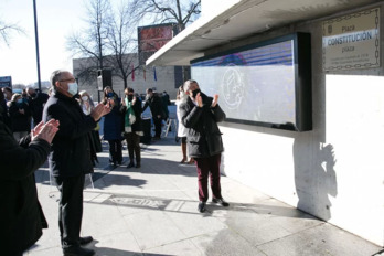 Enrique Maya inaugurando el rótulo de la «Plaza de la Constitución» solo en castellano en enero de 2022.